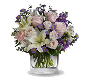 Heartfelt Arrangement in a Vase| Beautiful Flowers Delivered | Roses product photo